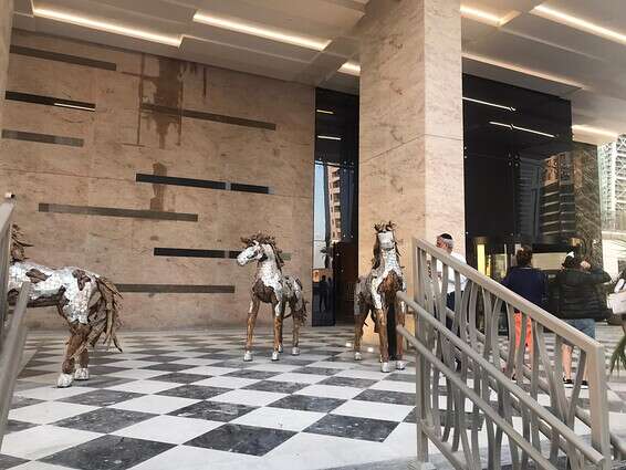 הכניסה לבניין, אתמול